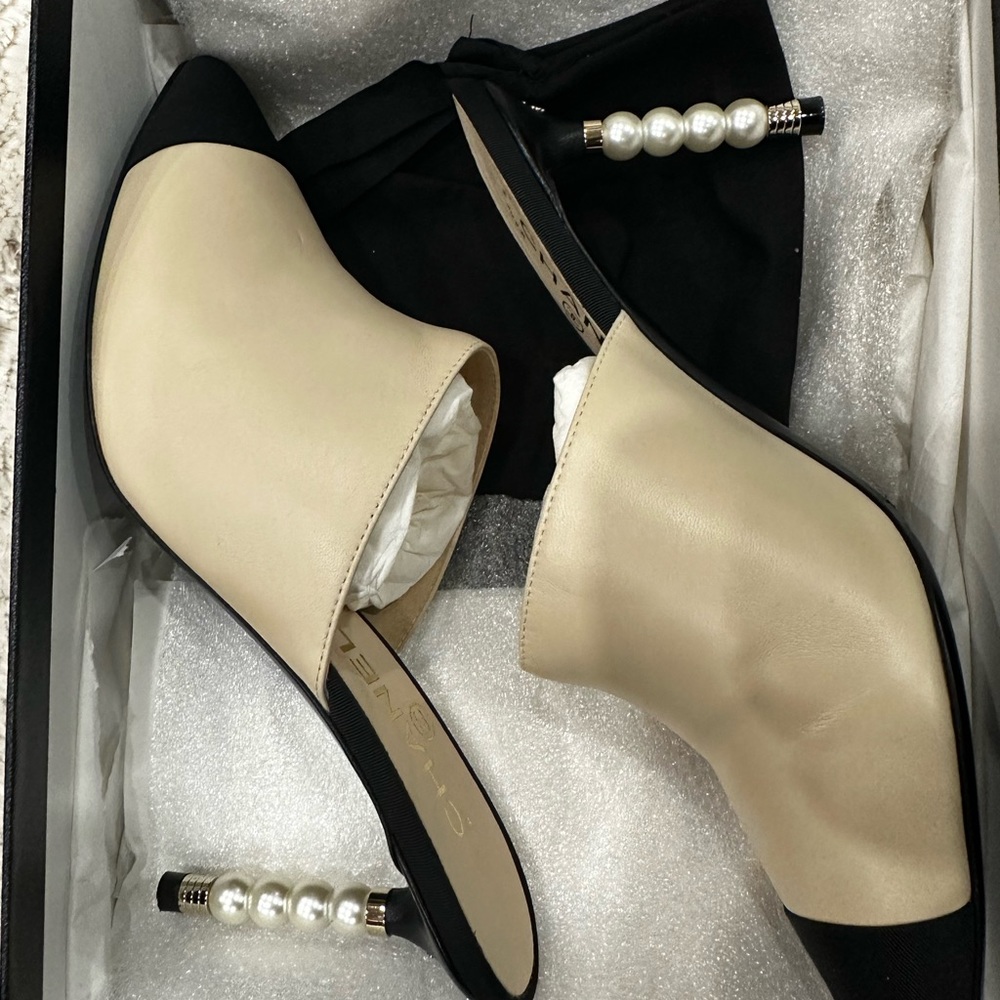Chanel pearl heel mule beige/black size 37.5 - Picture 7 of 7